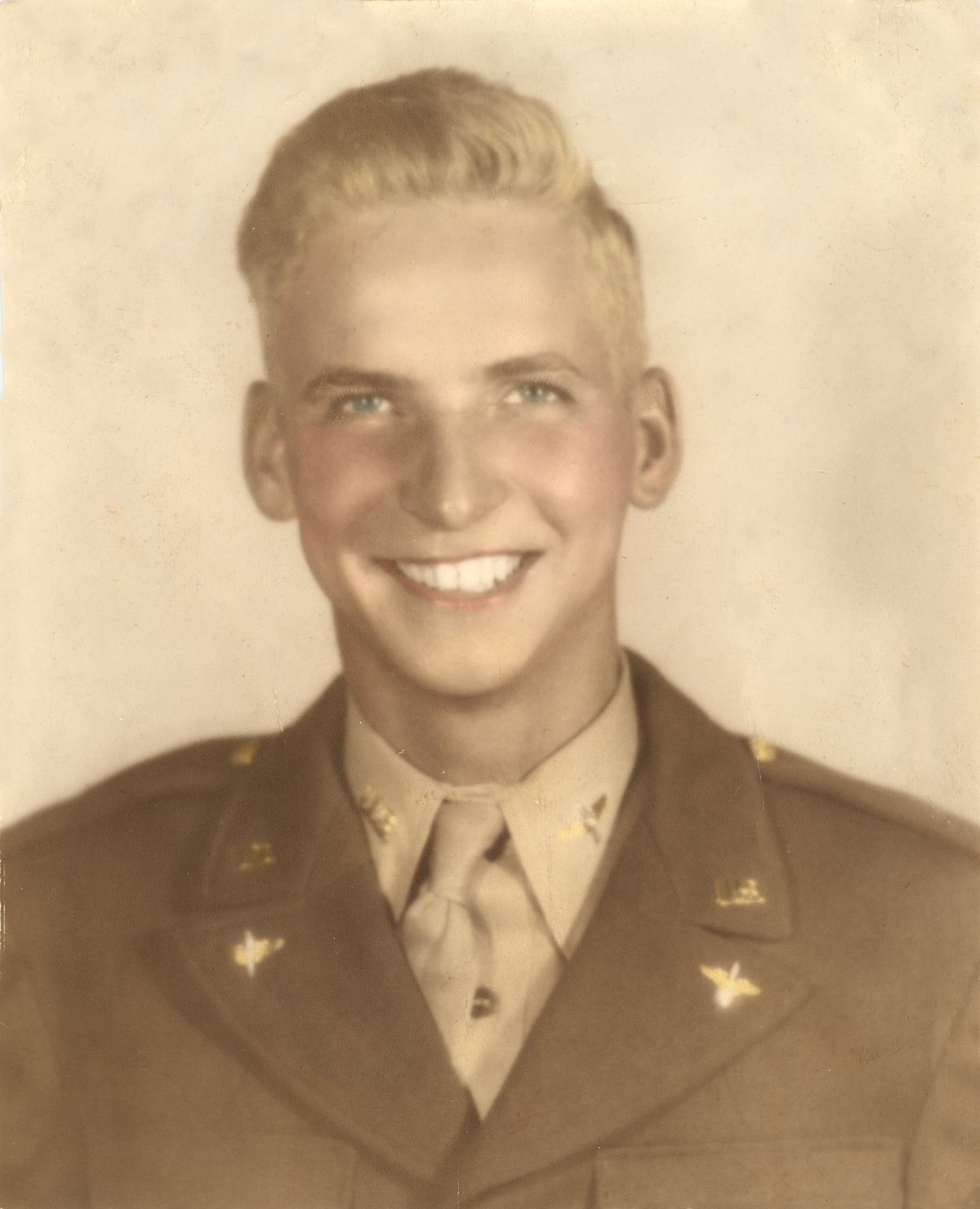 Hand-tinted studio portrait of Alvin G. Cline, a fair-haired young man in the olive service coat of a second lieutenant, with U.S. collar discs and Air Corps winged-propeller insignia.